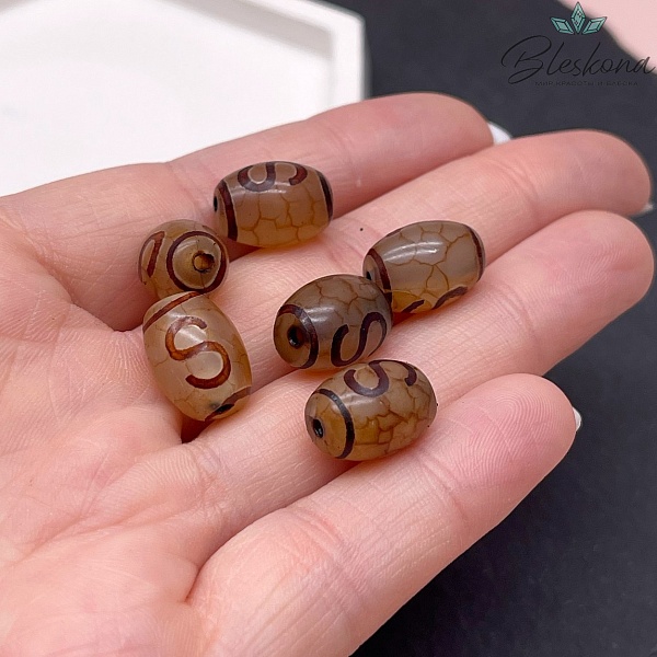 Бусина Дзи Денежный крючок серо-коричневый бочонок 10*14 мм