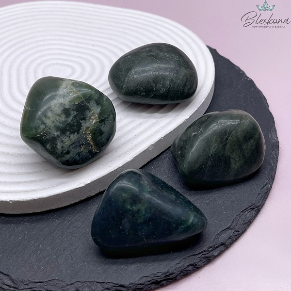 Байкальский нефрит галтовка 44-49 мм