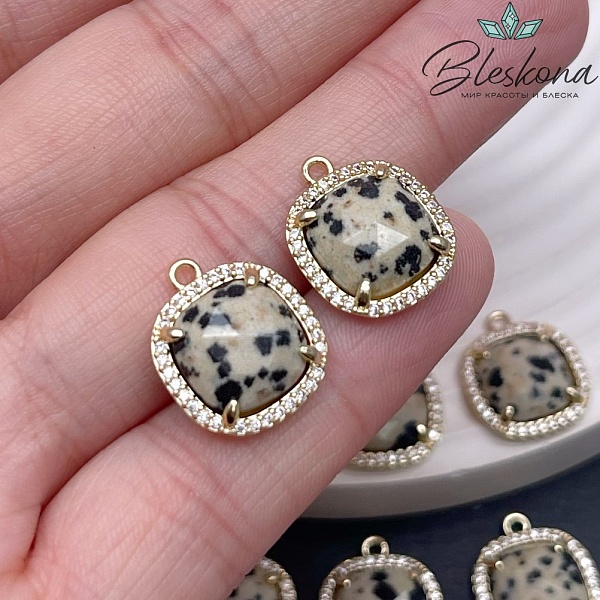 14мм, цвет золото ,Подвеска квадрат Далматиновая Яшма в обрамлении цирконы