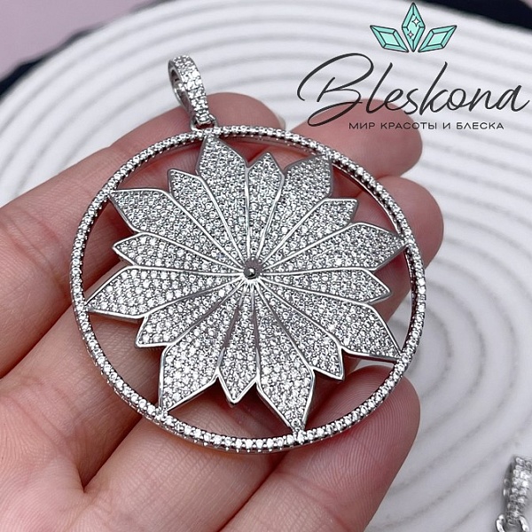 50*46 мм Цвет серебро, Подвеска цветочек в круге с цирконами и бейлом 