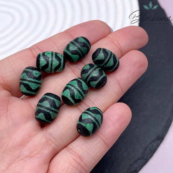 Бусина Дзи 2-й Тигриный клык черно-зеленый бочонок 10*12 мм