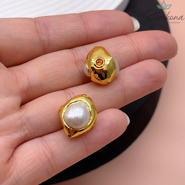 16*13 мм Цвет золото, Бусина  Жемчуг зауженный овал инкрустированный красным стеклом