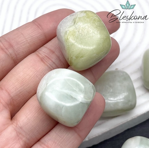 Жадеит зеленый галтовка 19-25 мм