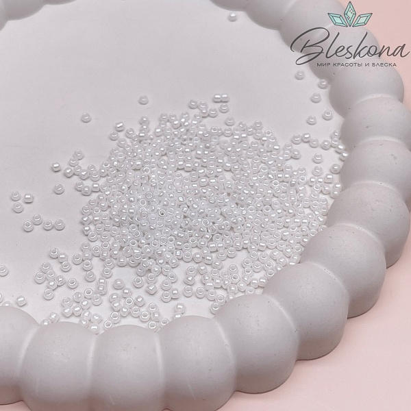 Бисер TOHO round 11/0 цвет №121 (оттенок белого)