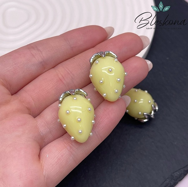 25*17 мм Цвет серебро, Подвеска клубничка желтая