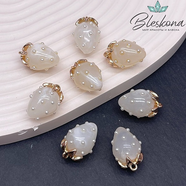 19*13 мм Цвет золото, Подвеска клубничка белая