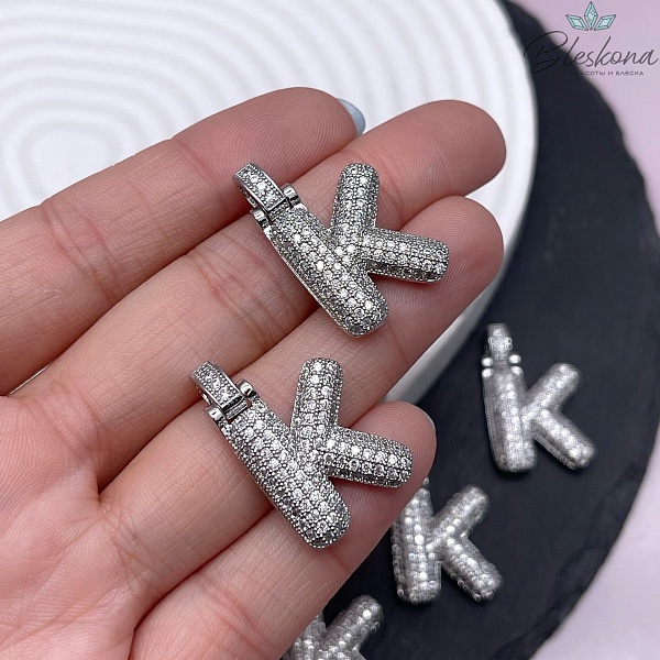 28 мм, Цвет серебро, Буква цирконы объемная с бейлом K