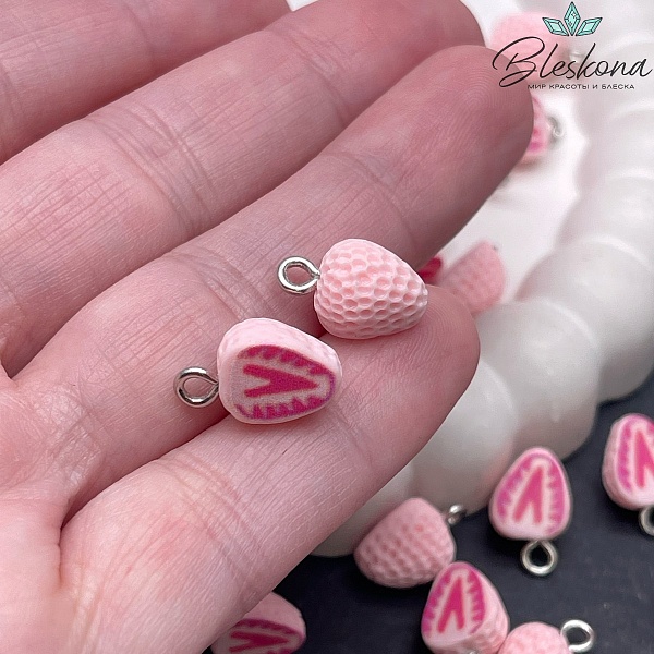 13,5*8 мм Цвет серебро, Подвеска клубника светло-розовая
