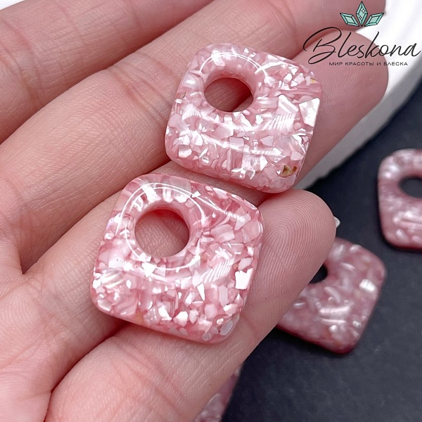 24мм Бублик-ромб с перламутровой крошкой в розовой эпоксидной смоле
