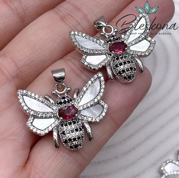 21*27 мм Цвет серебро, Подвеска Пчелка с перламутром и цирконами микс 