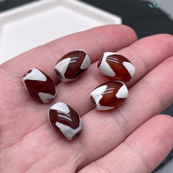 Бусина Дзи Тигриный клык бело-коричневый бочонок 10*14 мм