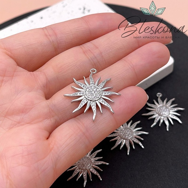 27*25 мм Цвет серебро, Подвеска Солнце с волнистыми лучами белые цирконы