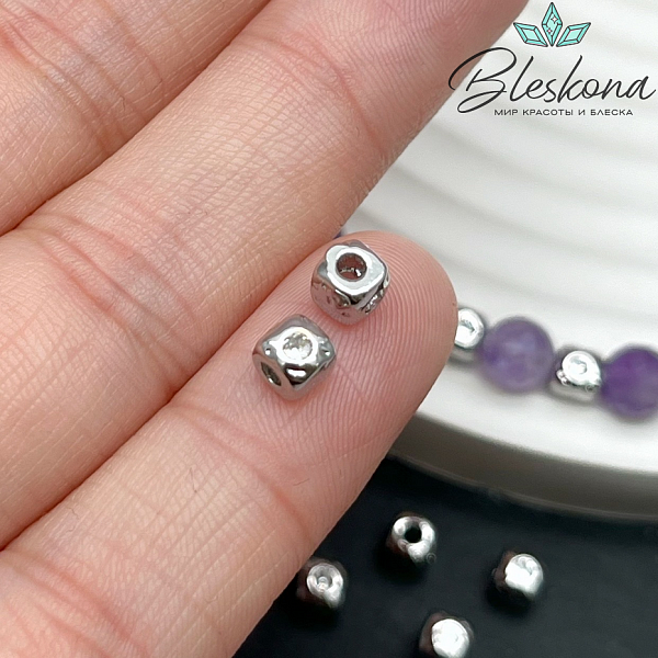 4 мм Цвет серебро, Бусина Куб точки белый циркон 