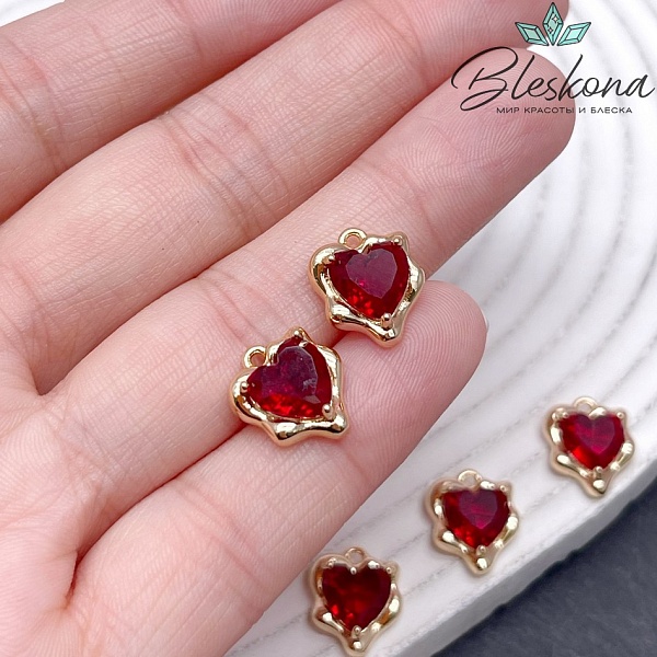 13*10,5 мм Цвет золото, Подвеска сердце неровное красный циркон