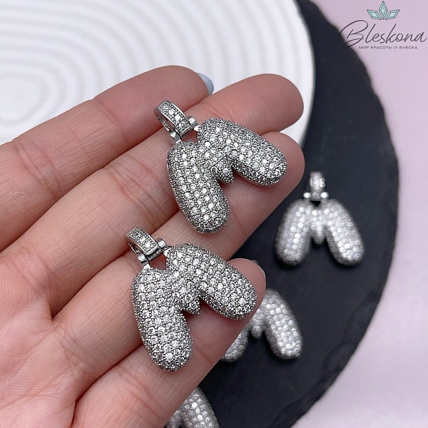 28 мм, Цвет серебро, Буква цирконы объемная с бейлом M