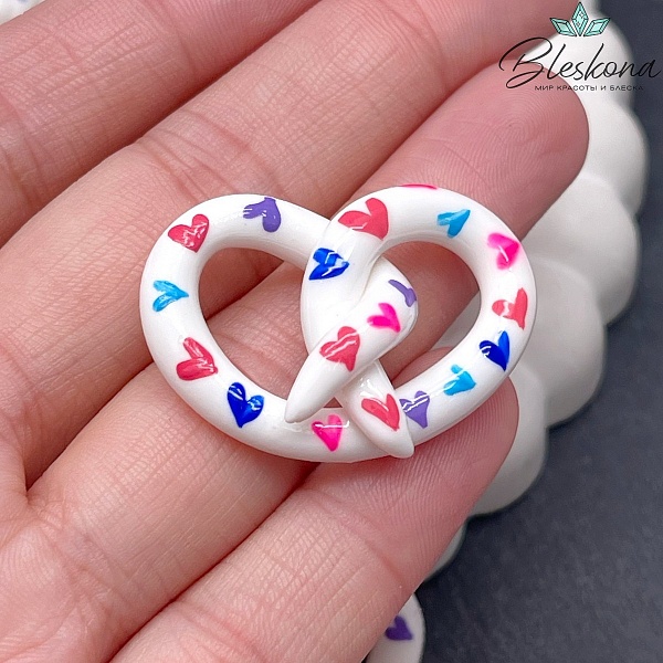 24*34 мм Подвеска Крендель белый разноцветные сердечки