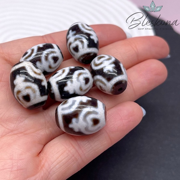 Бусина Дзи Нектарный сосуд изобилия бело-черный бочонок 20*15 мм