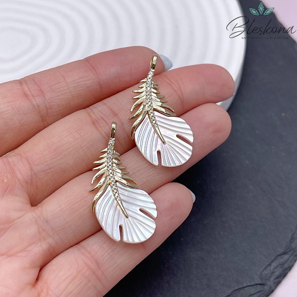 16*33,5 мм Цвет золото, Подвеска перо белый перламутр 