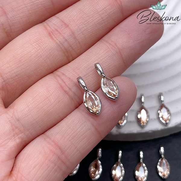 15*5,5 мм Цвет серебро, Подвеска капля с бежевым цирконом 