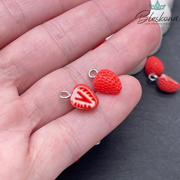 13,5*8 мм Цвет серебро, Подвеска клубника красная
