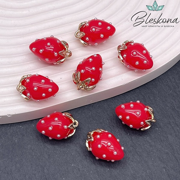 19*13 мм Цвет золото, Подвеска клубничка красная