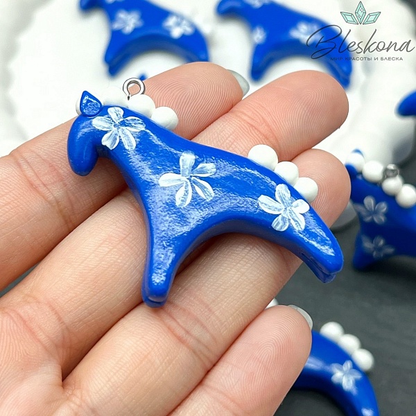 34,5*44 мм, Цвет серебро, Подвеска Дымковская лошадка синяя белые цветочки 