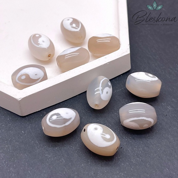 Бусина Дзи Инь-Янь серо-белый бочонок 16*12 мм