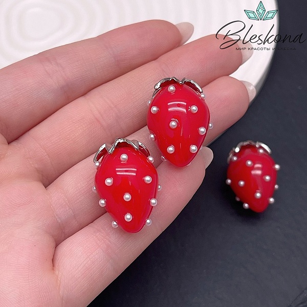 25*17 мм Цвет серебро, Подвеска клубничка красная