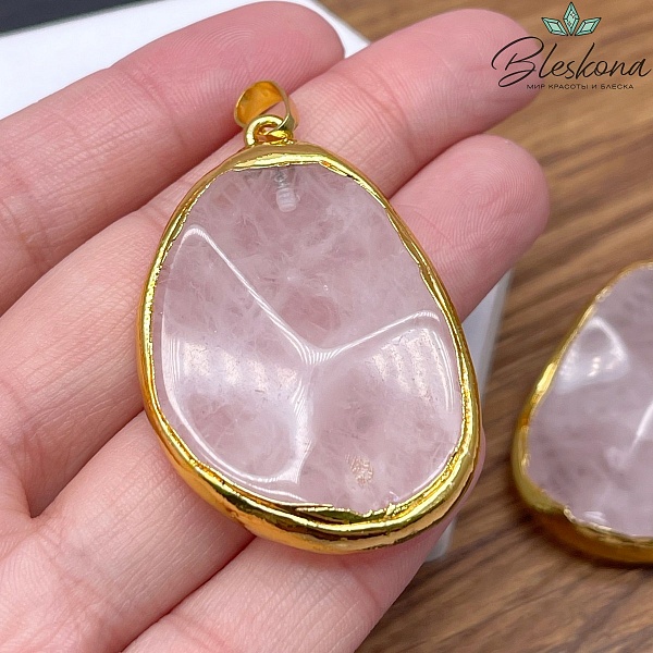(29-30)*(44-45) мм, Цвет золото, Подвеска фриформ Розовый Кварц в обрамлении 