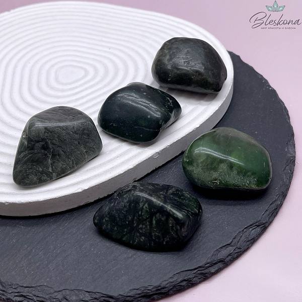 Байкальский нефрит галтовка 35-40 мм