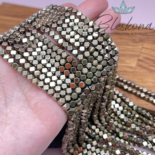 4 мм Гематин имитация, цвет темное золото, куб огранка