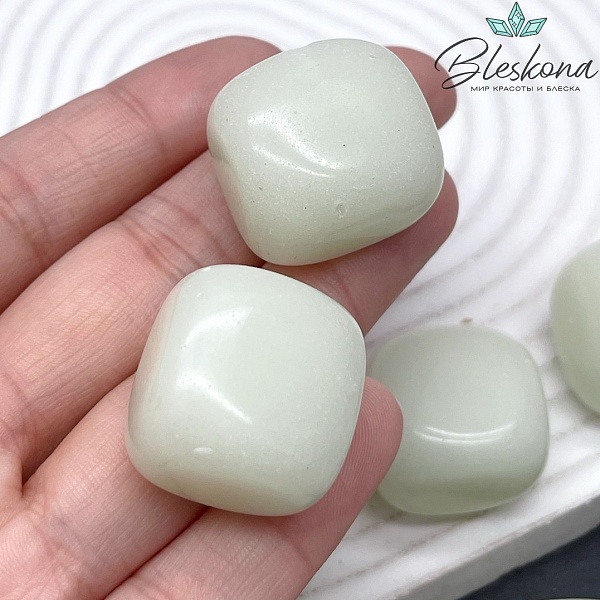 Жадеит мятный галтовка 20-25 мм