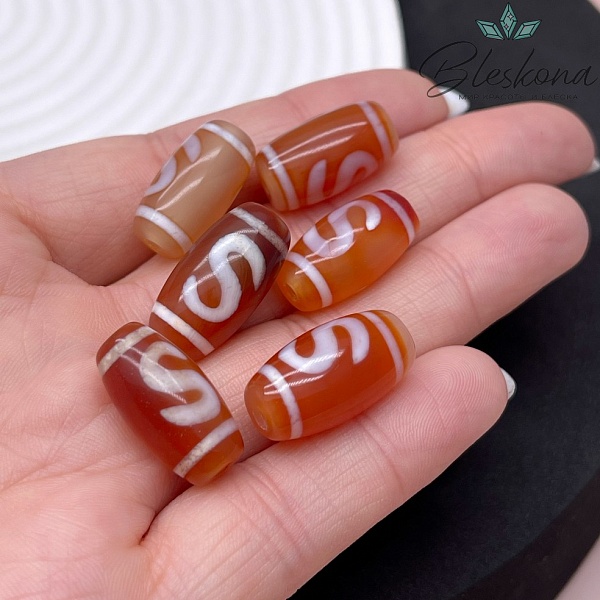 Бусина Дзи Денежный крючок бело-коричневый бочонок №1 20*11 мм