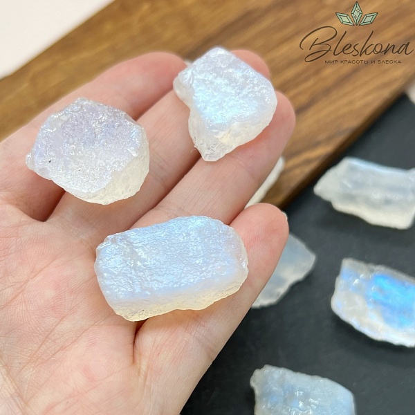 Лунный камень необработанный средние куски