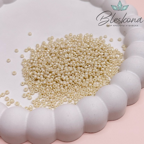 Бисер TOHO round 11/0 цвет №409 (оттенок молочного)