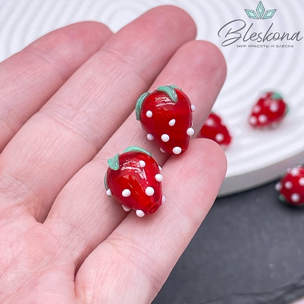 14*12 мм Бусина клубничка красная с белыми точками