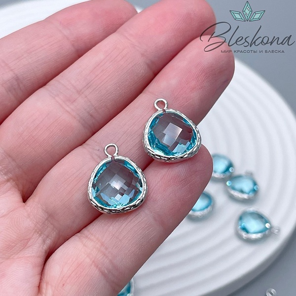 15,8*13 мм Цвет серебро, Подвеска голубой циркон в обрамлении 