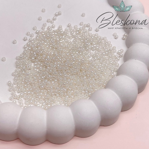 Бисер TOHO round 11/0 цвет №663 (оттенок молочного)