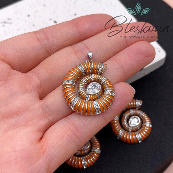 29,5*24 мм Цвет серебро, Подвеска ракушка улитка оранжевая с цирконом