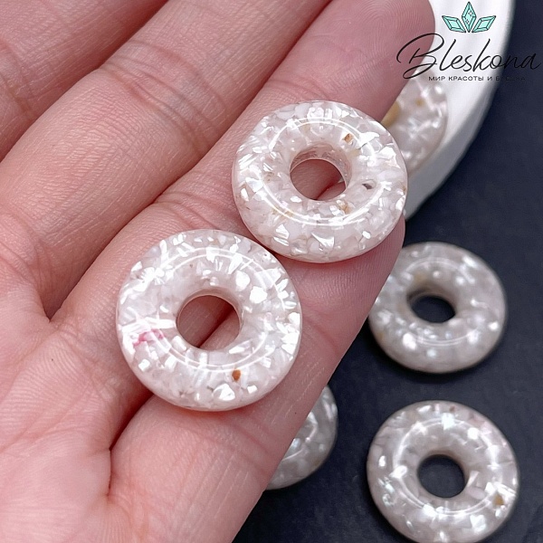Бублик с перламутровой крошкой в розовой эпоксидной смоле 20мм  