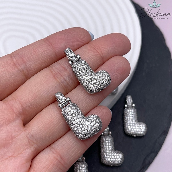 28 мм, Цвет серебро, Буква цирконы объемная с бейлом L