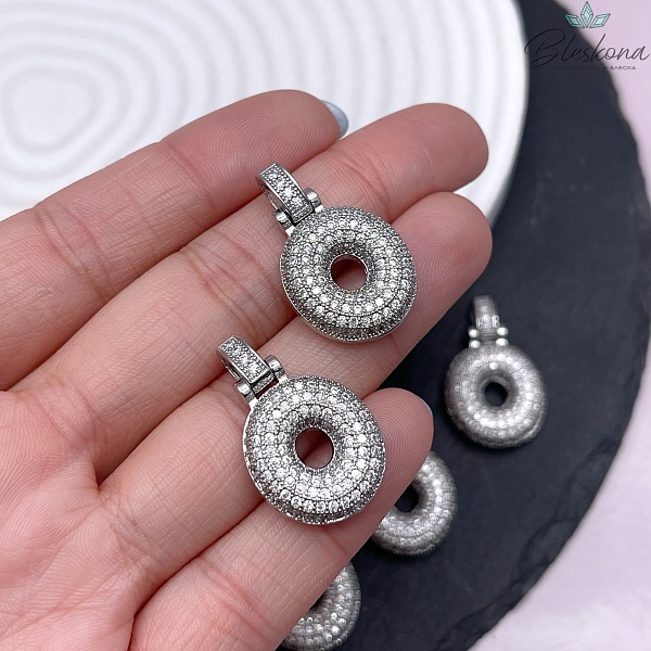 28 мм, Цвет серебро, Буква цирконы объемная с бейлом O