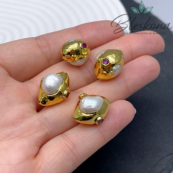 16*13 мм Цвет золото, Бусина  Жемчуг зауженный овал инкрустированный малиновым стеклом