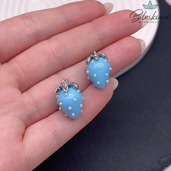 19*13 мм Цвет серебро, Подвеска клубничка голубая