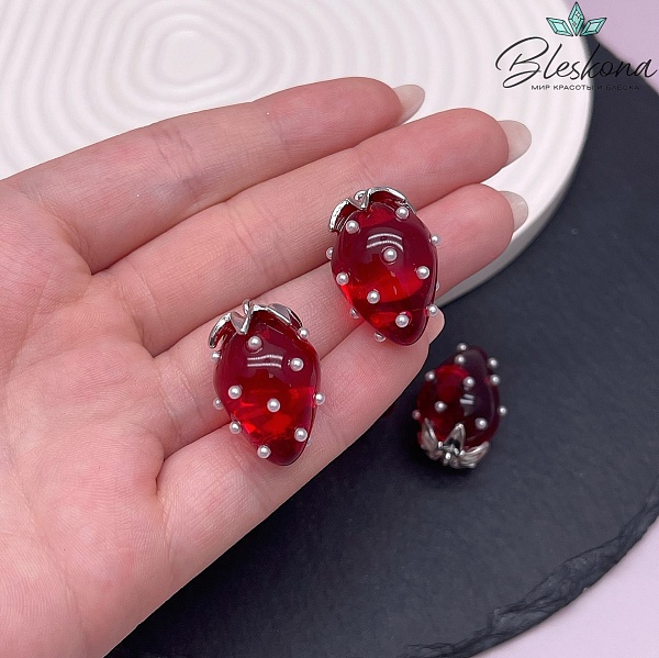 25*17 мм Цвет серебро, Подвеска клубничка прозрачная темно-красная