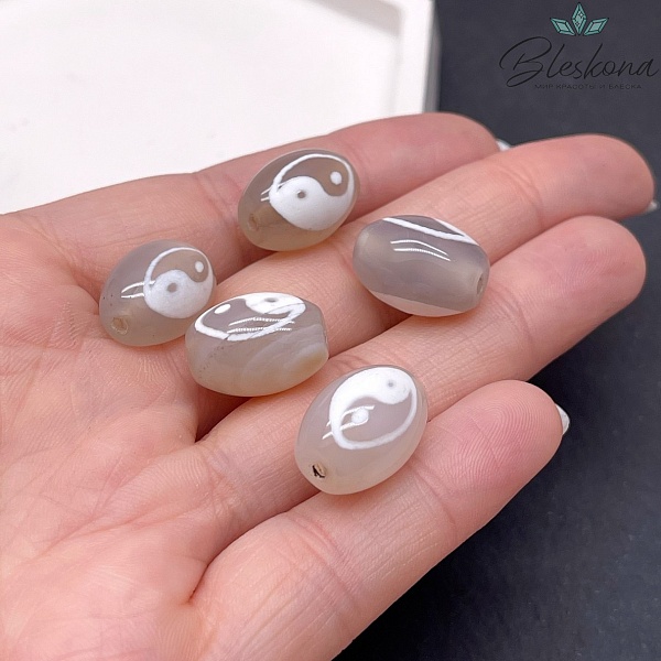 Бусина Дзи Инь-Янь серо-белый бочонок 16*12 мм