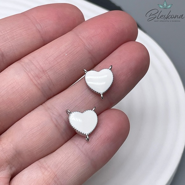 Коннектор сердце белая эмаль, цвет серебро 10,5*11,5мм 