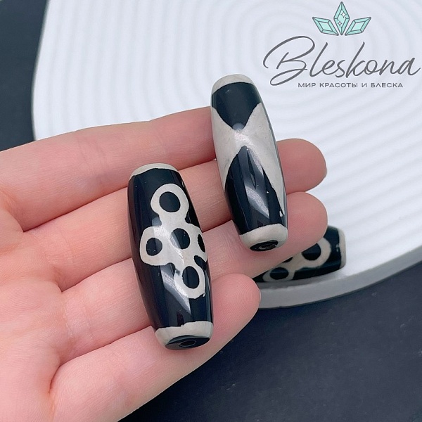 Бусина Дзи Молния и мистический узел черно-белый бочонок 40*13 мм