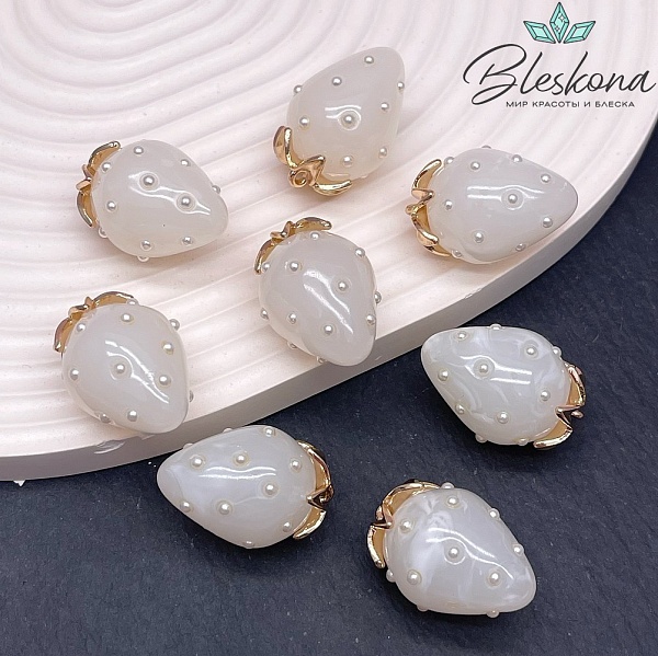 25*17 мм Цвет золото, Подвеска клубничка белая