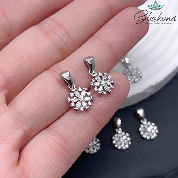 11*8,8 мм Цвет серебро, Подвеска Снежинка с цирконами 